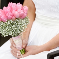 Braut hält ihren Braut-Starus