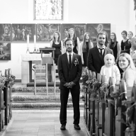 Bräutigam wartet auf seine Braut in einer Kirche