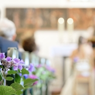 Blumendekoration in einer Kirche