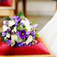 Brautstraus auf einem Stuhl