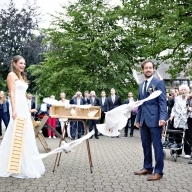Braut und Bräutigam lassen weisse Tauben in die Luft steigen