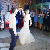 Braut und Bräutigam tanzen