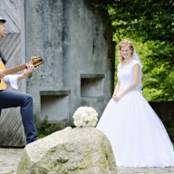 Der Bräutigam spielt Gitarre seiner Braut