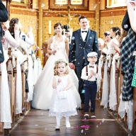 Braut und Bräutigam beim Kirchenauszug