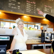 Braut und Bräutigam en einer Verkaufstheke