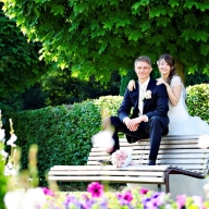 Braut und Bräutigam auf einer Bank im Partk