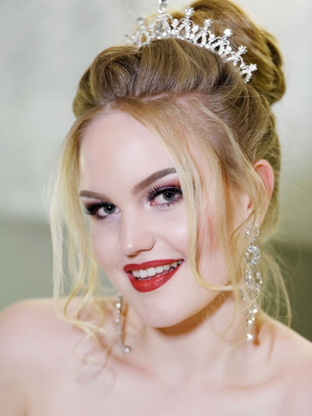 Eine junge Frau lächelt