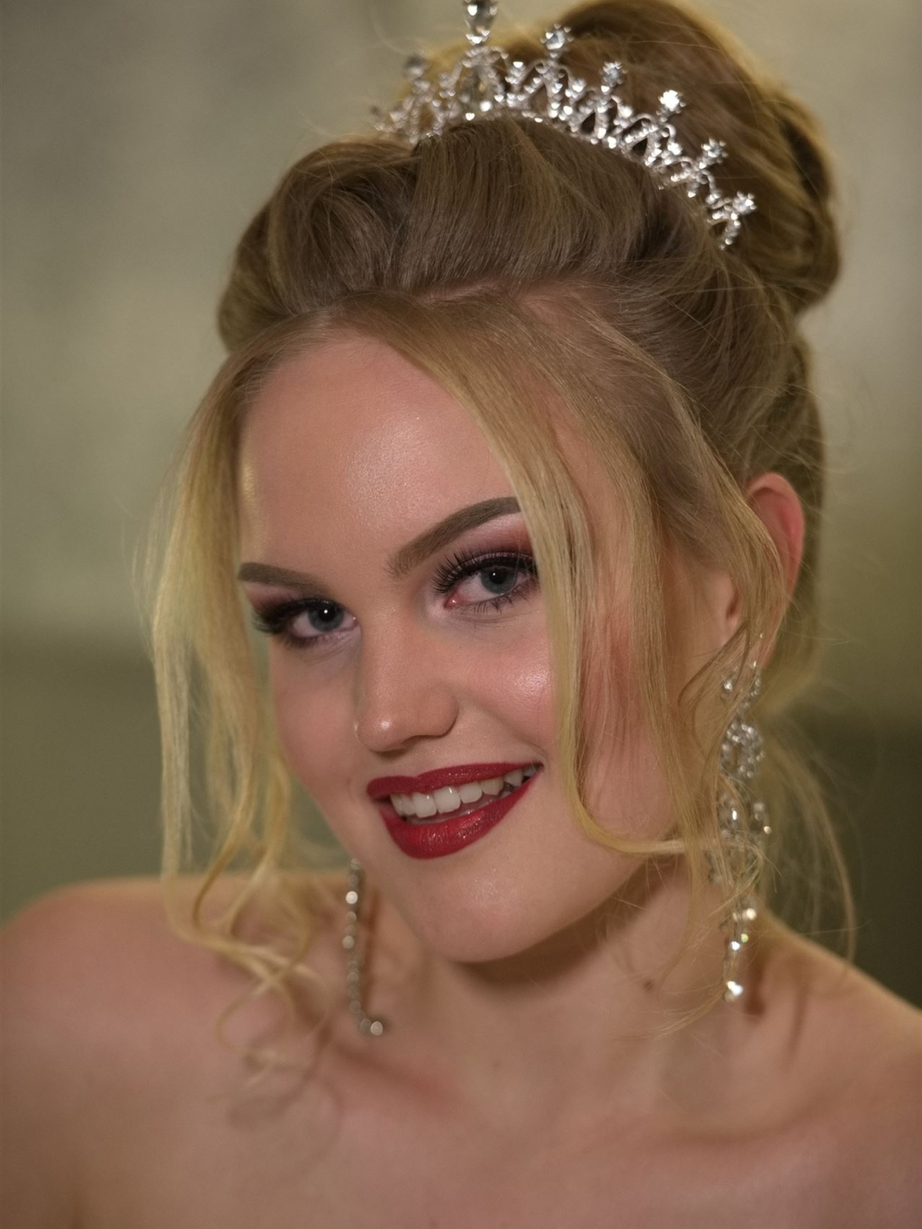 Eine junge Frau lächelt