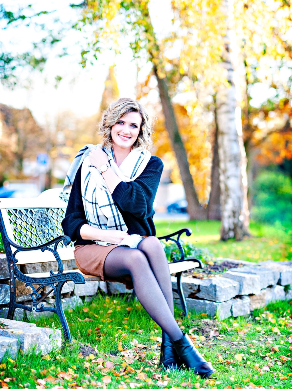 Eine junge Frau auf einer Bank