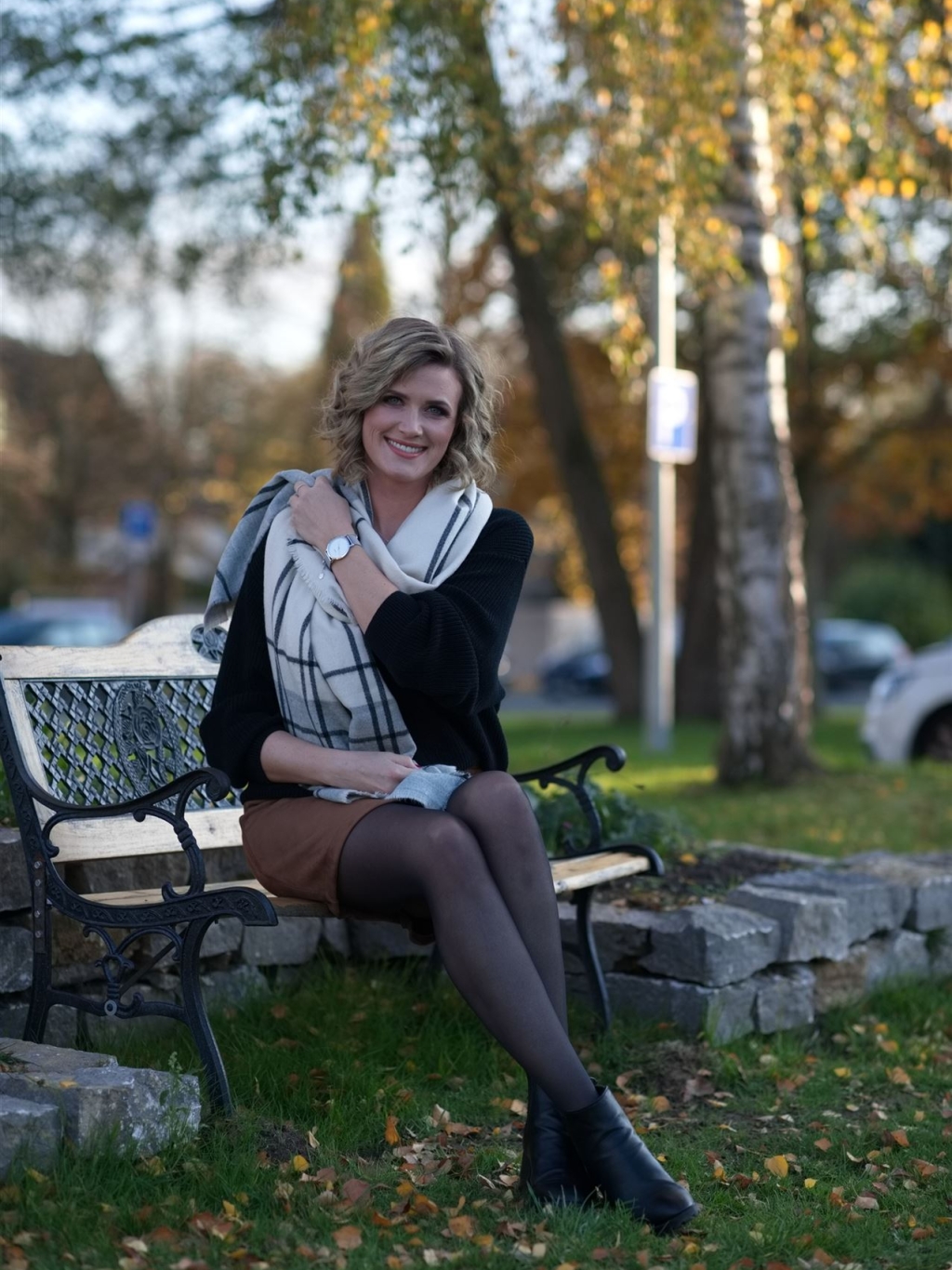 Eine junge Frau auf einer Bank