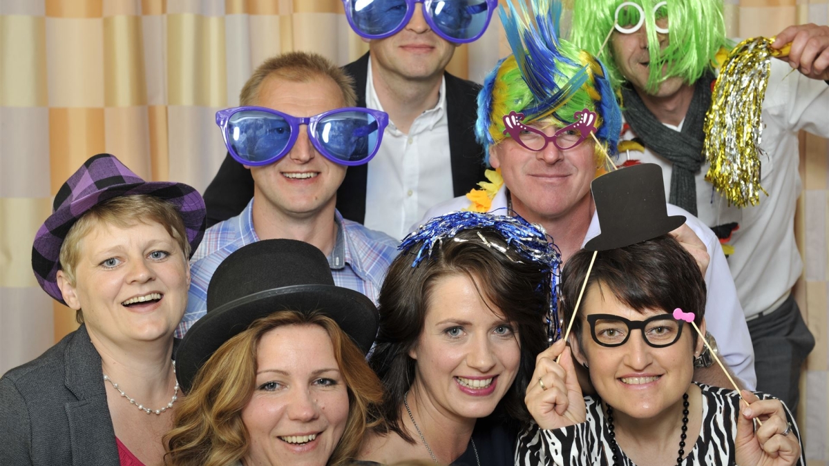 Ein lüstiges Gruppenfoto vor einer Fotobox