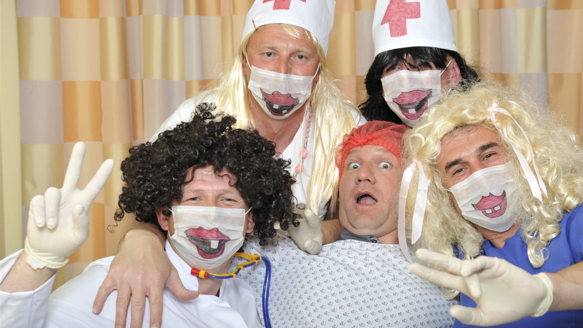 Ein lüstiges Gruppenfoto vor einer Fotobox