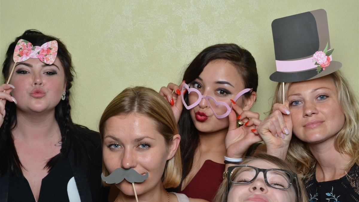 Ein lüstiges Gruppenfoto vor einer Fotobox