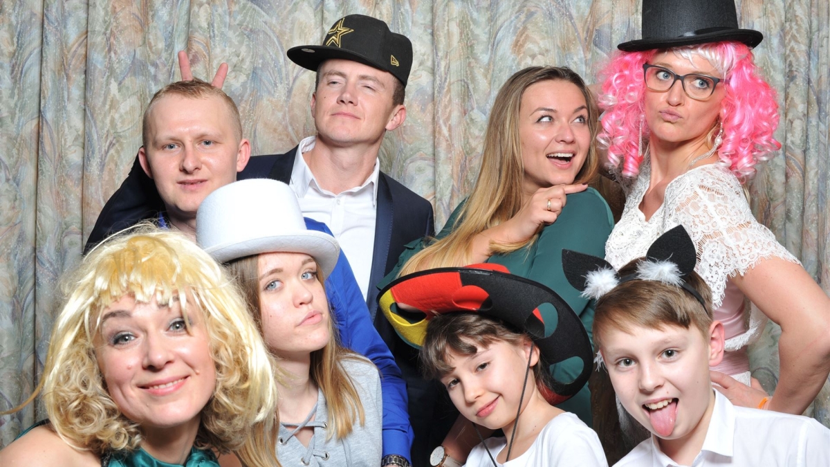 Ein lüstiges Gruppenfoto vor einer Fotobox