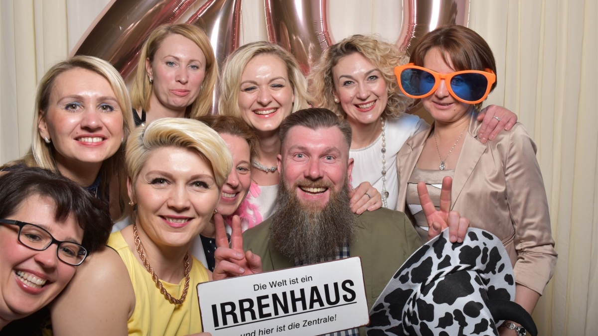 Ein lüstiges Gruppenfoto vor einer Fotobox