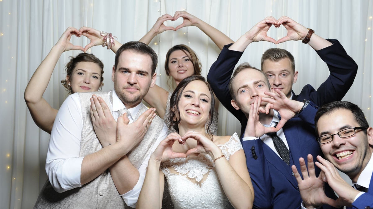 Ein lüstiges Gruppenfoto vor einer Fotobox
