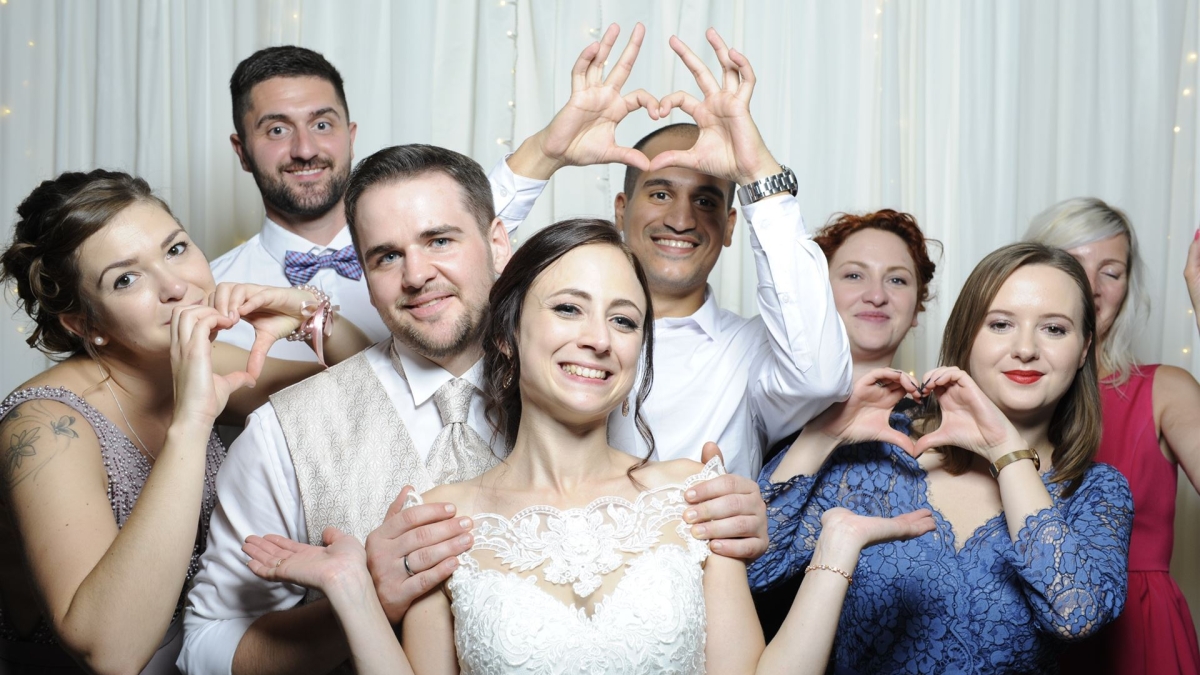 Ein lüstiges Gruppenfoto vor einer Fotobox