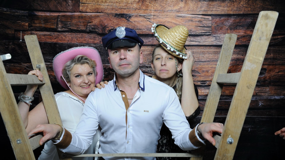 Ein lüstiges Gruppenfoto vor einer Fotobox