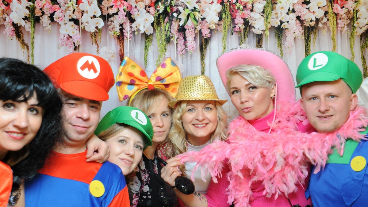 Ein lüstiges Gruppenfoto vor einer Fotobox