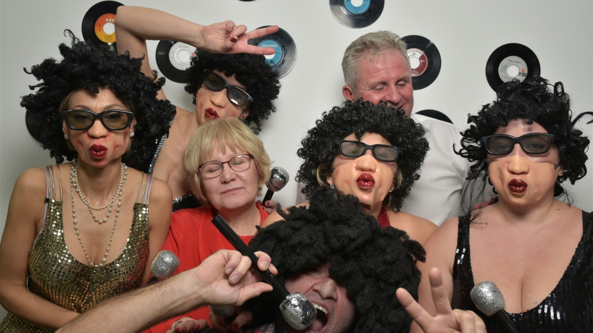 Ein lüstiges Gruppenfoto vor einer Fotobox