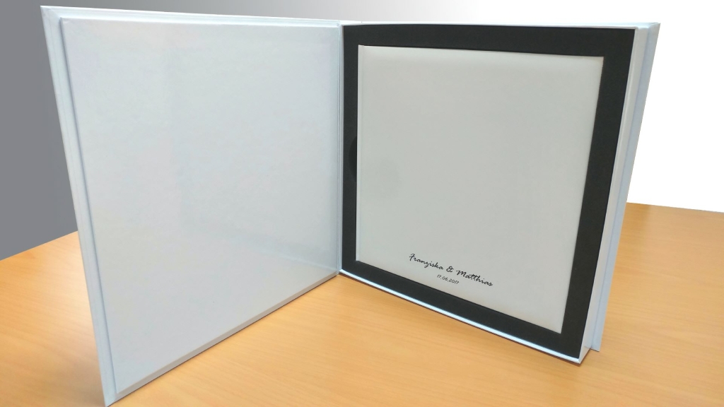 Ein Fotobuch in einer Schutzhülle