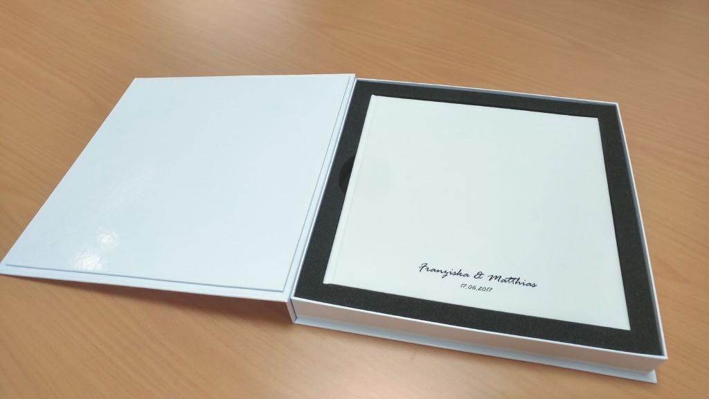 Ein Fotobuch in einer Schutzhülle