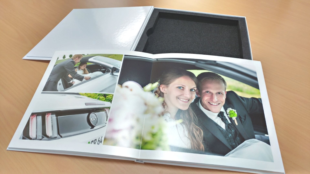 Ein aufgeschlagenes Fotobuch